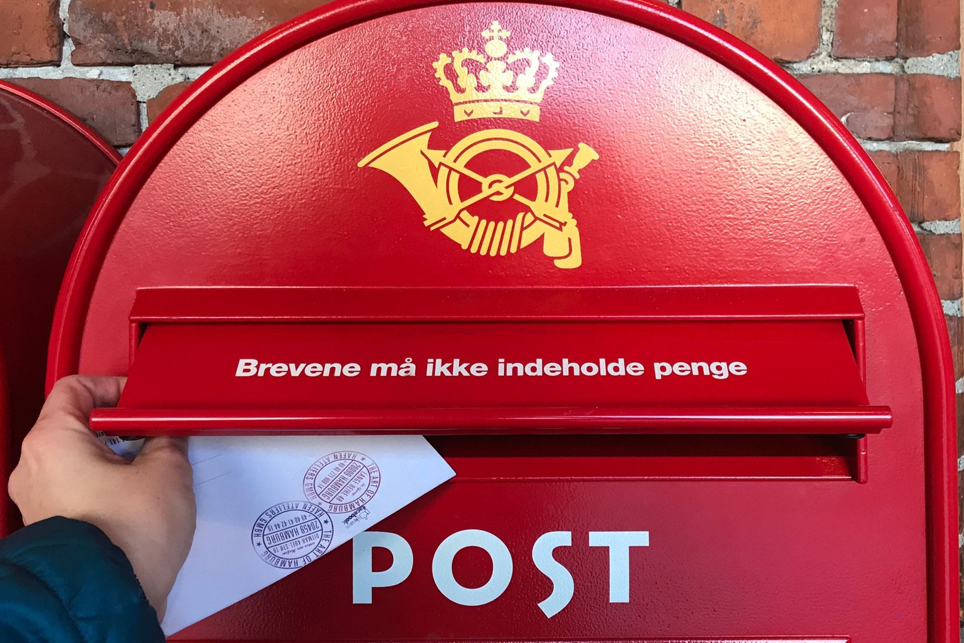 Dänische Post beendet Briefzustellung zum Jahresende – 1500 Stellen gestrichen und alle öffentlichen Briefkästen im Land werden abgebaut archiv 15122017 daenemark kopenhagen ein briefkasten in kopenhagen daenemark aufgenommen am